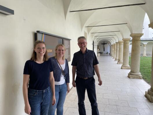 Norbert Köster, Carolin Hemsing und Johanna Dierschke bei der Übergabe der Diathek
