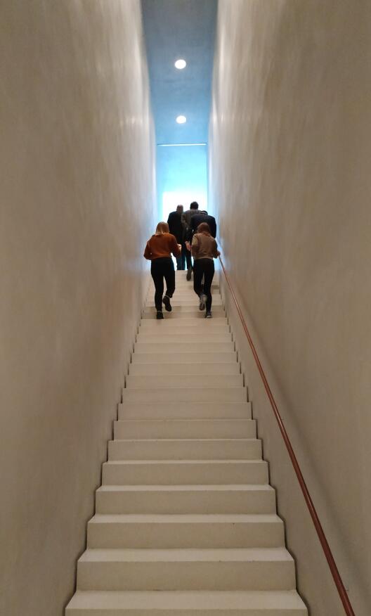 Studierende auf einer Treppe in einem Museum