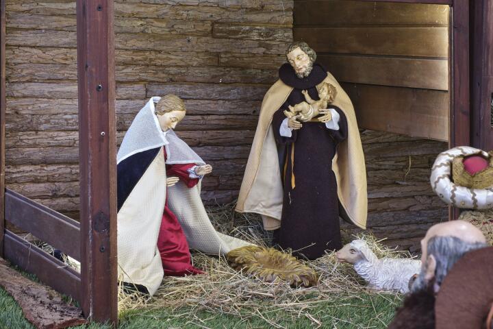 Seltener begegnet uns diese Szene: In der Kapelle des Kapuzinerklosters in Werne wurde zur Abwechslung dem etwas müde aussehenden Joseph das Kind in die Arme gelegt. Maria wendet sich mit geöffneten Armen der leeren Krippe zu.