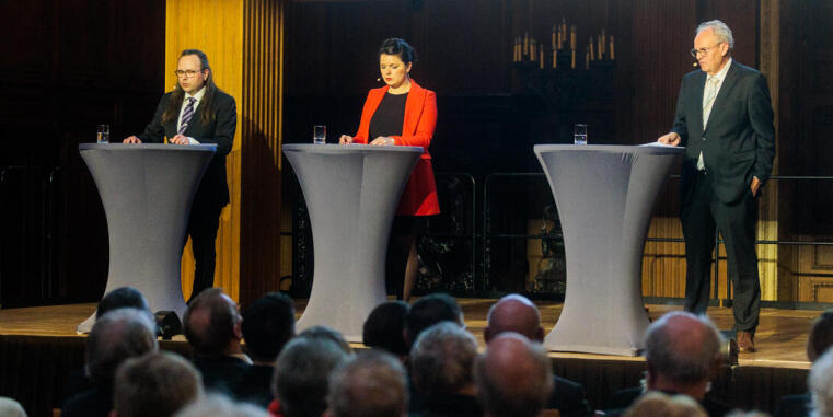 Sascha Hinkel, Elisabeth-Marie Richter und Hubert Wolf auf der Bühne vor Zuschauern