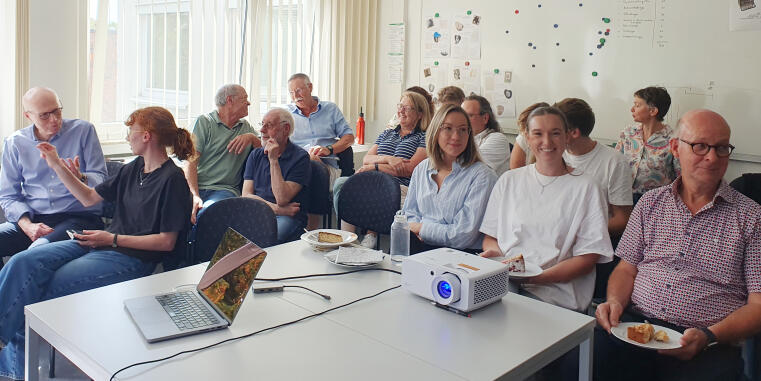 Kommunikative Kaffeepause beim Klausurtreffen SoSe 2025 des Projekts "Asking the Pope for Help"