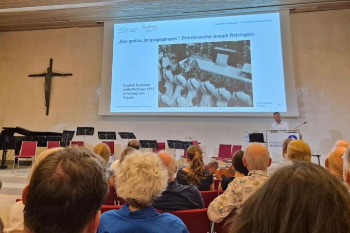 Professor Wolf und Juniorprofessor Dr. Matthias Daufratshofer stellten ihre Präsentation unter das Motto "Deo Gratias, ist gutgegangen".