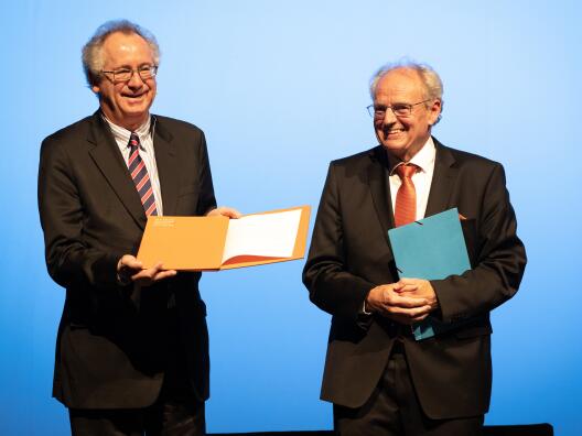 Ernst Osterkamp als Präsident der Deutschen Akademie für Sprache und Dichtung überreicht Hubert Wolf den Sigmund-Freud-Preis