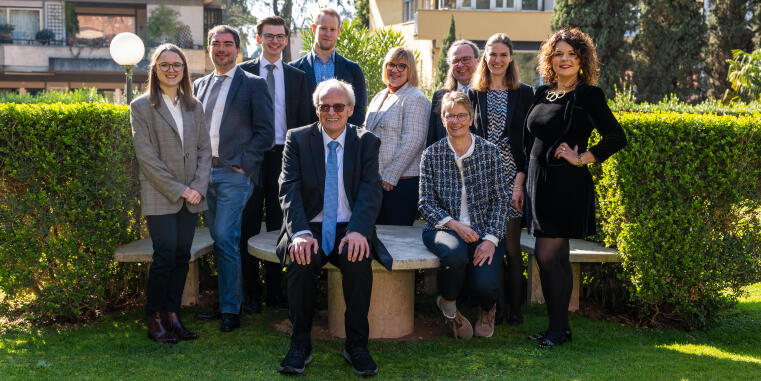Gruppenbild des gesamten Teams im Garten der deutschen Botschaft beim Heiligen Stuhl in Rom
