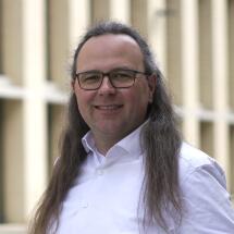 DR. SASCHA HINKEL
