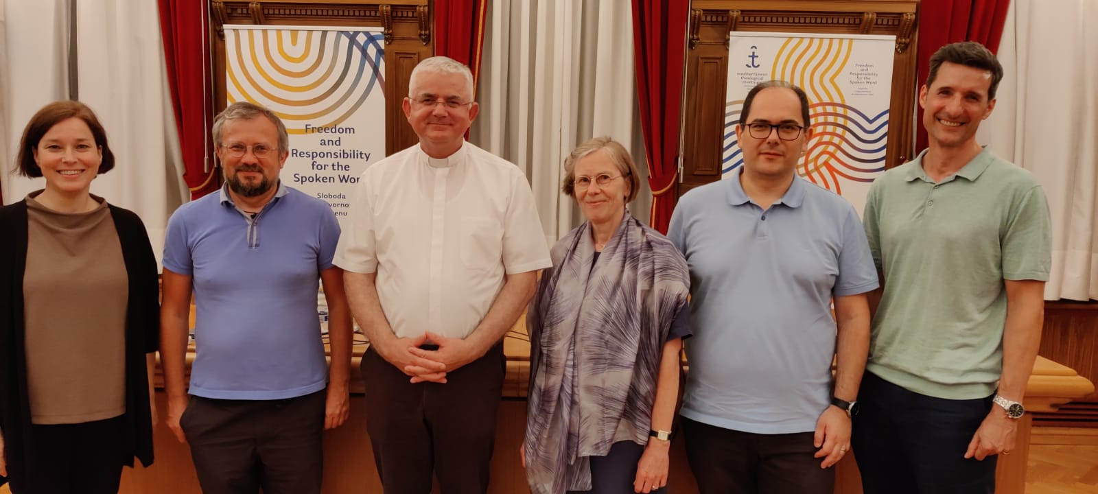 Die Podiumsteilnehmer*innen Prof. Dr. Cyrill Hovorun (Stockholm), Prof. Dr. Marianne Heimbach-Steins, Prof. Dr. Branco Murić (Zagreb), Prof. Dr. Luke Bretherton (Duke Univ. North Carolina) mit Bruna Velćić vom Organisationsteam (links) und Erzbischof Mate Usinić (3. von links).