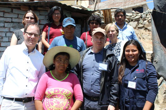 Ernesto und Maximiliana, Angela (Freiwillige von Caritas Arequipa) und Mitglieder der Dialog-Reise-Gruppe von Caritas International