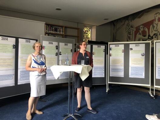 Prof.in Marianne Heimbach-Steins und Lina-Marie Ostertag begrüßen die Gäste.