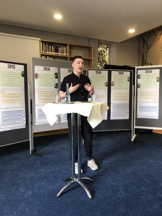 Mara Klein referiert über Papst Franziskus und den Synodalen Weg in Deutschland.