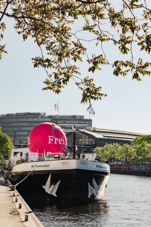 Im Wissenschaftsjahr 2024 dreht sich an Bord des umgebauten Frachtschiffs alles um das Thema Freiheit und ihre vielfältigen Facetten.