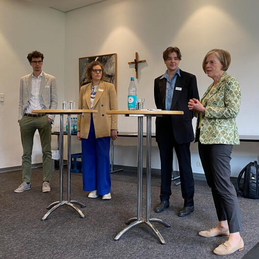 Im Gespräch mit Mara Klein, wiss. Mitarbeiter:in am ICS, geben die WMAs Claudius Bachmann und Lea Quaing sowie Marianne Heimbach-Steins einen Einblick in die laufenden Forschungsarbeiten am ICS.