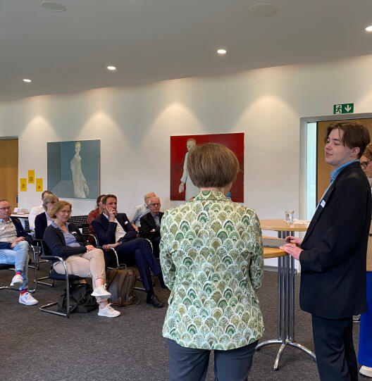 Mara Klein, wiss. Mitarbeiter:in am ICS, moderierte das Gespräch zu den aktuellen Projekten am ICS.