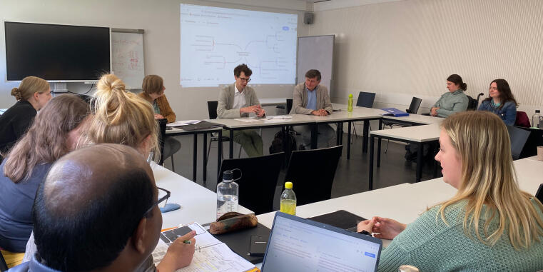 Rund ein Dutzend Teilnehmende erkundeten mit "Global Health"-Experte Prof. Dr. Walter Bruchhausen das Forschungsfeld.