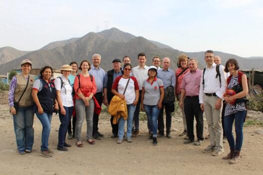 Die Grafik zeigt ein Gruppenfoto aller Teilnehmer*innen der Dialogreise 