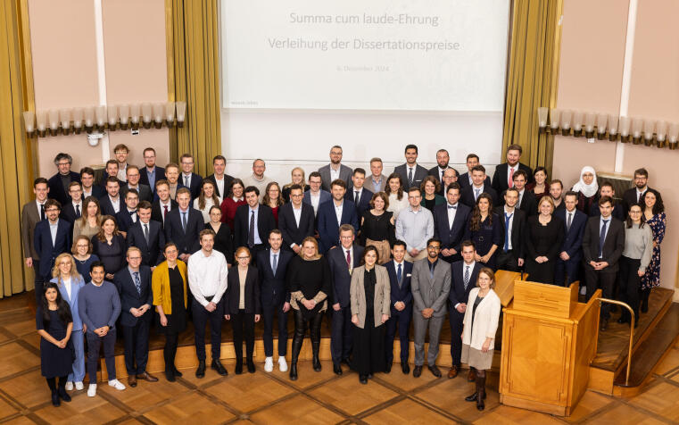 Das Rektorat um Rektor Prof. Dr. Johannes Wessels (vorne 9. v. l.) zeichnete die besten Doktor:innen der Universität Münster aus.