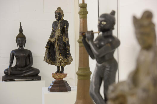 Objekte der religionskundlichen Sammlung, unter anderem Buddha und Krischna Statuen