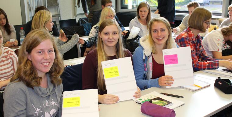 Studierende Mit Mappen 2 1