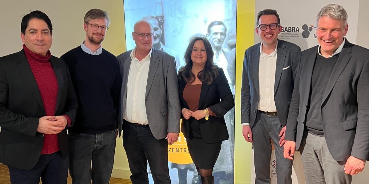 Teilnehmende im Beatrice Strauss Zentrum in Düsseldorf bei der Vortragsreihe „Zeichen setzen gegen Antisemitismus“. 