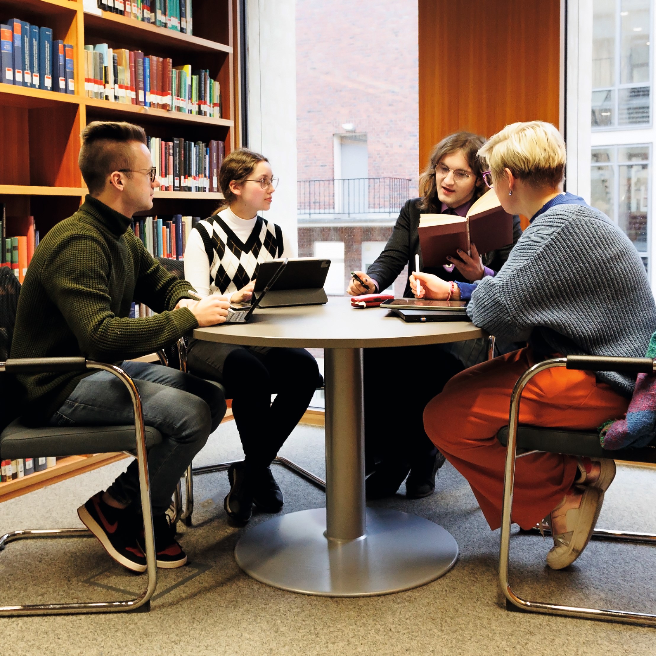 Studierende beim Lernen an einem Tisch