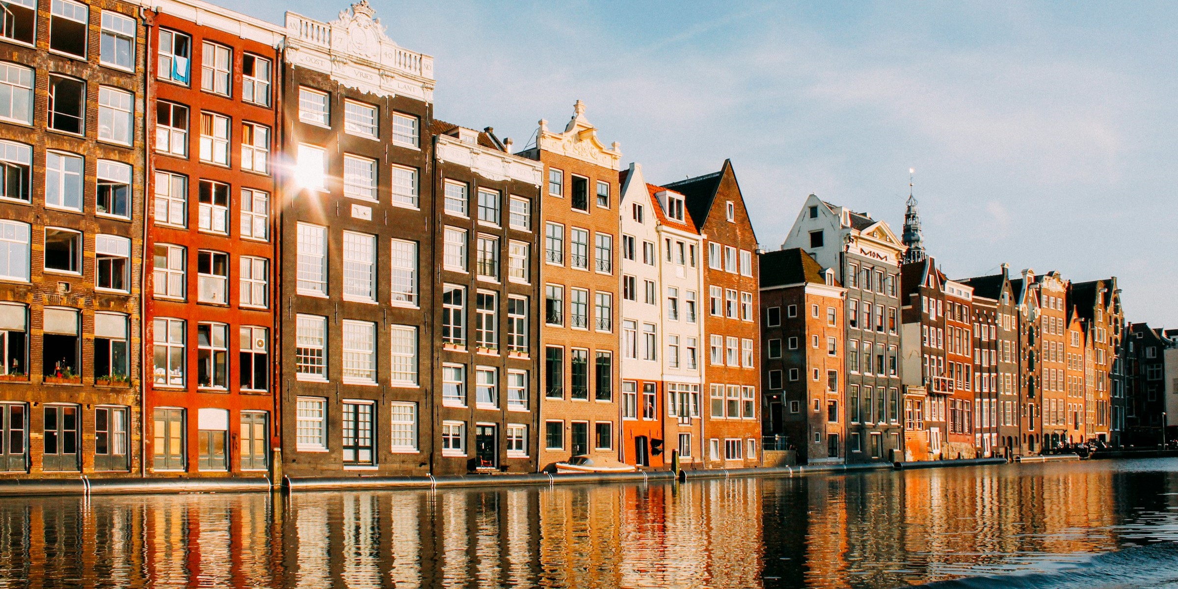 Häuseransicht am Wasser in Amsterdam