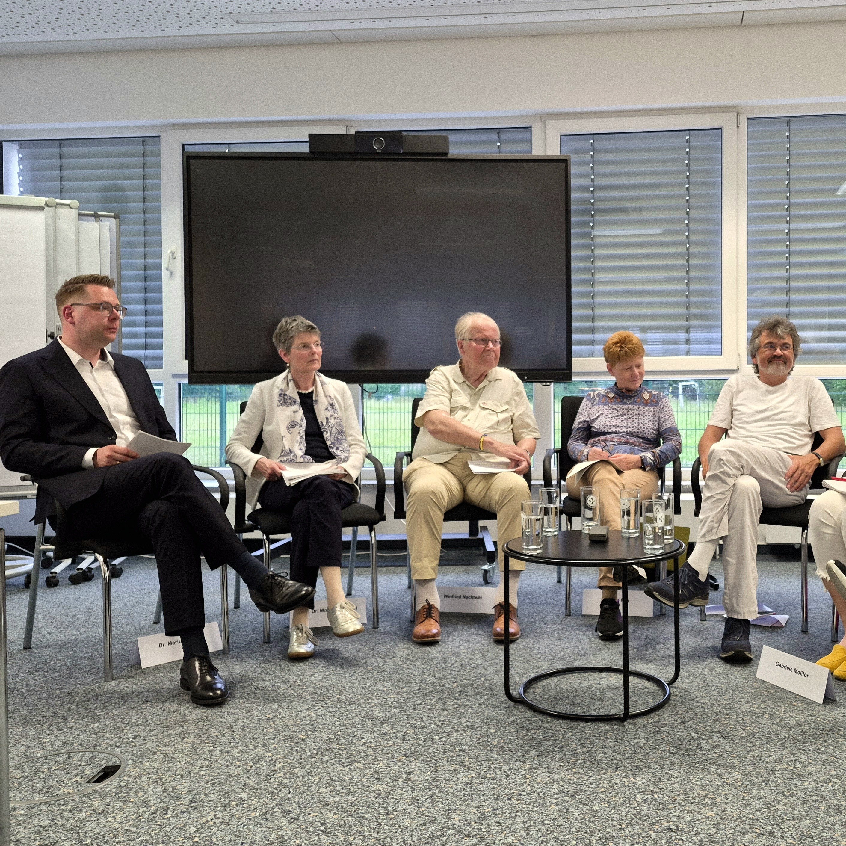 Teilnehmende diskutieren auf der Tagung