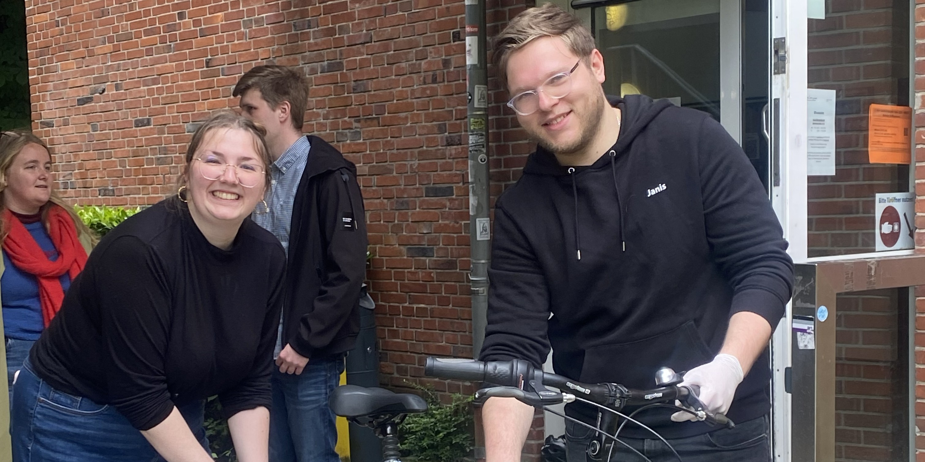 Die Fachschaft putzt Fahrräder