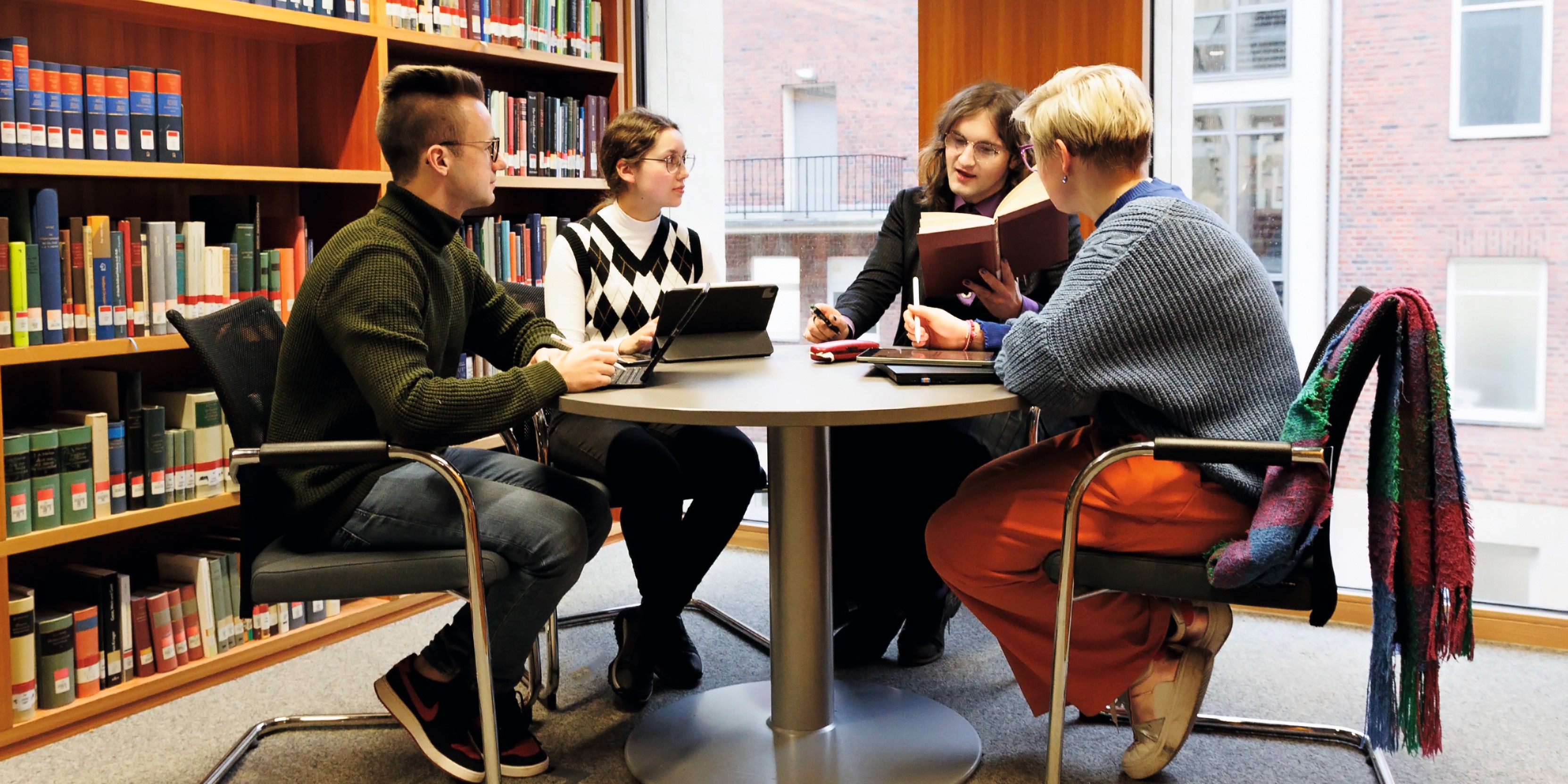 Studierende beim Lernen an einem Tisch