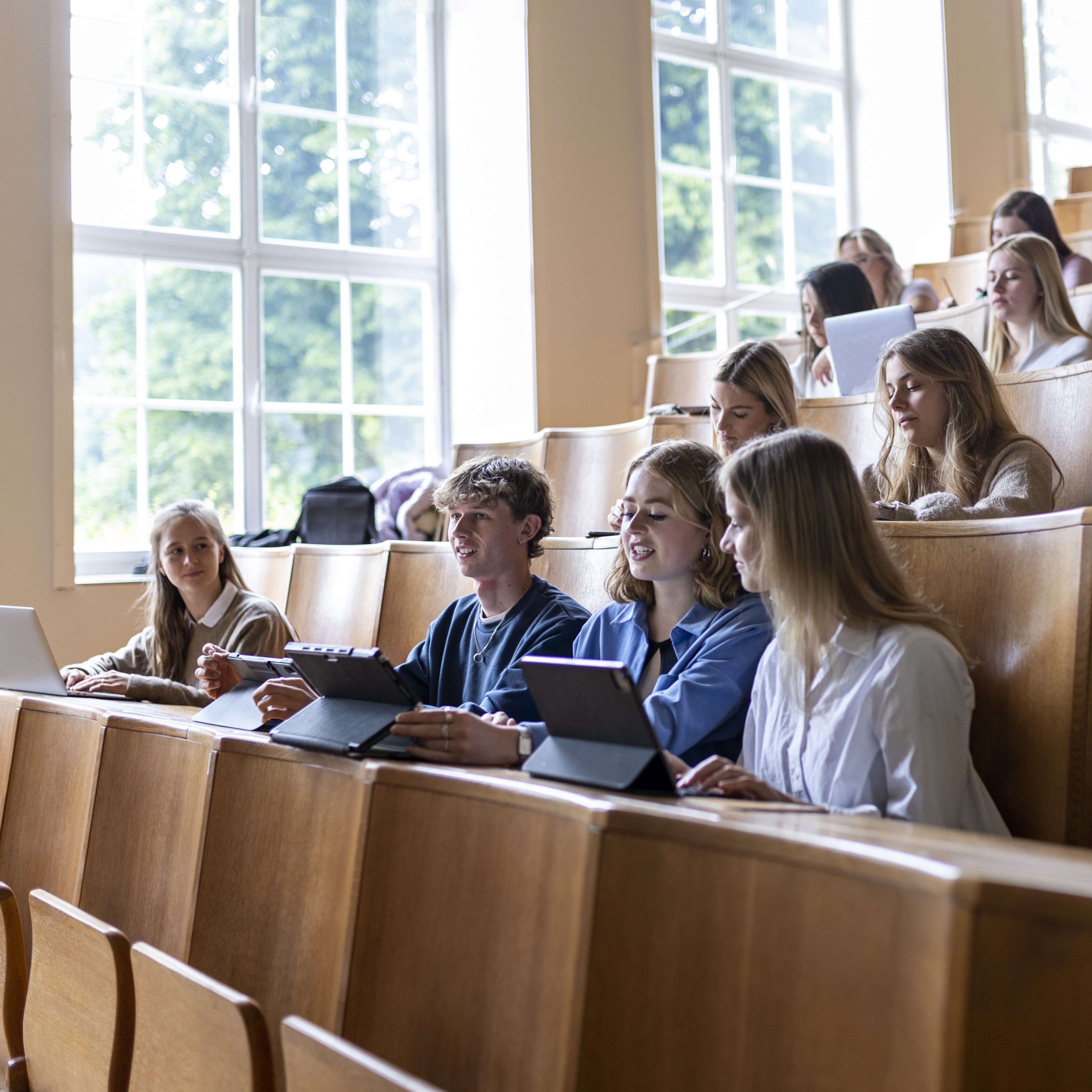 Vorlesung mit junegen Menschen