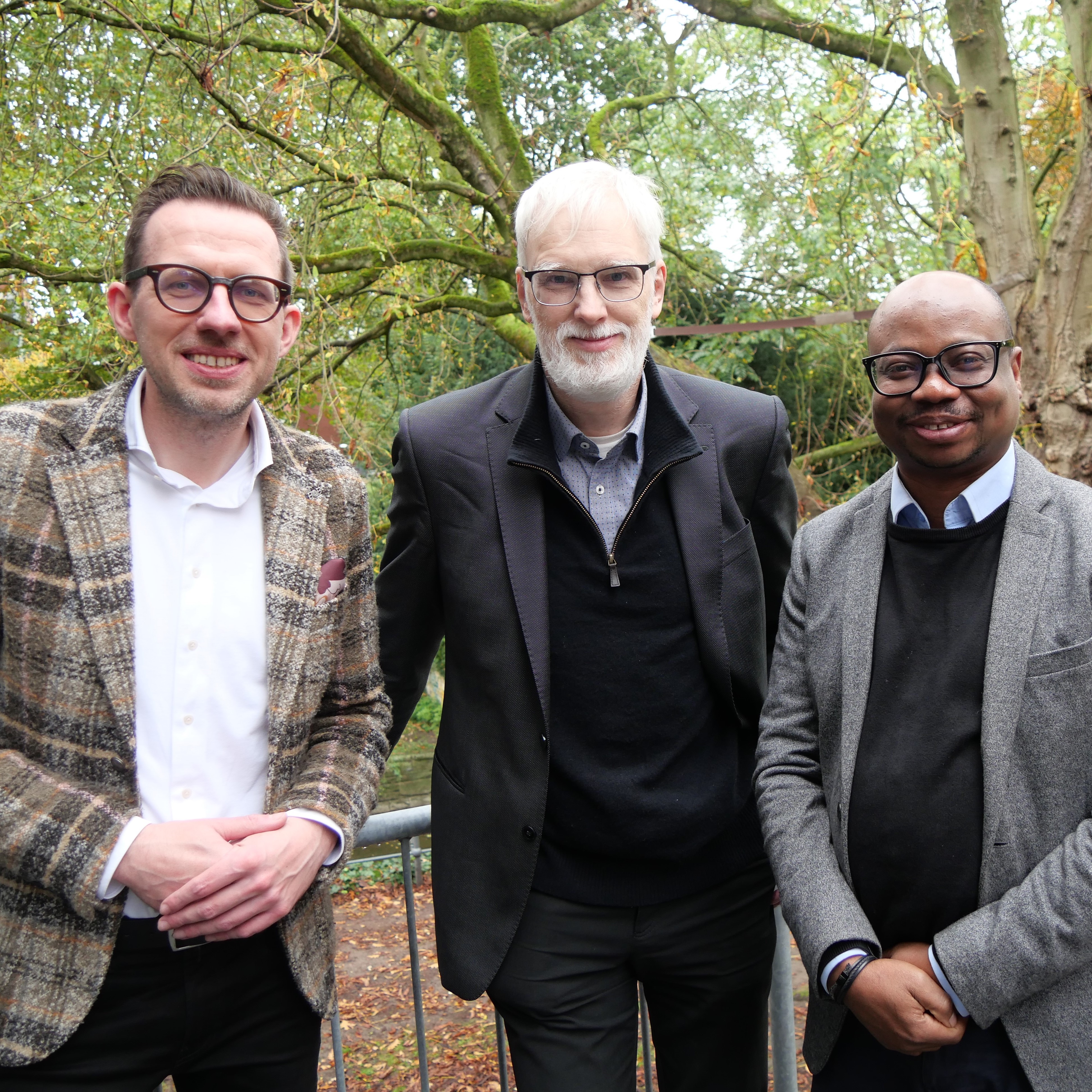 Ludger Hiepel, Mitglied der Kommission für Gleichstellung und Diversity, mit den Vortragenden Prof. Dr. Gerd Pickel und Dr. Égide Pèlerin Muziazia (v.l.).