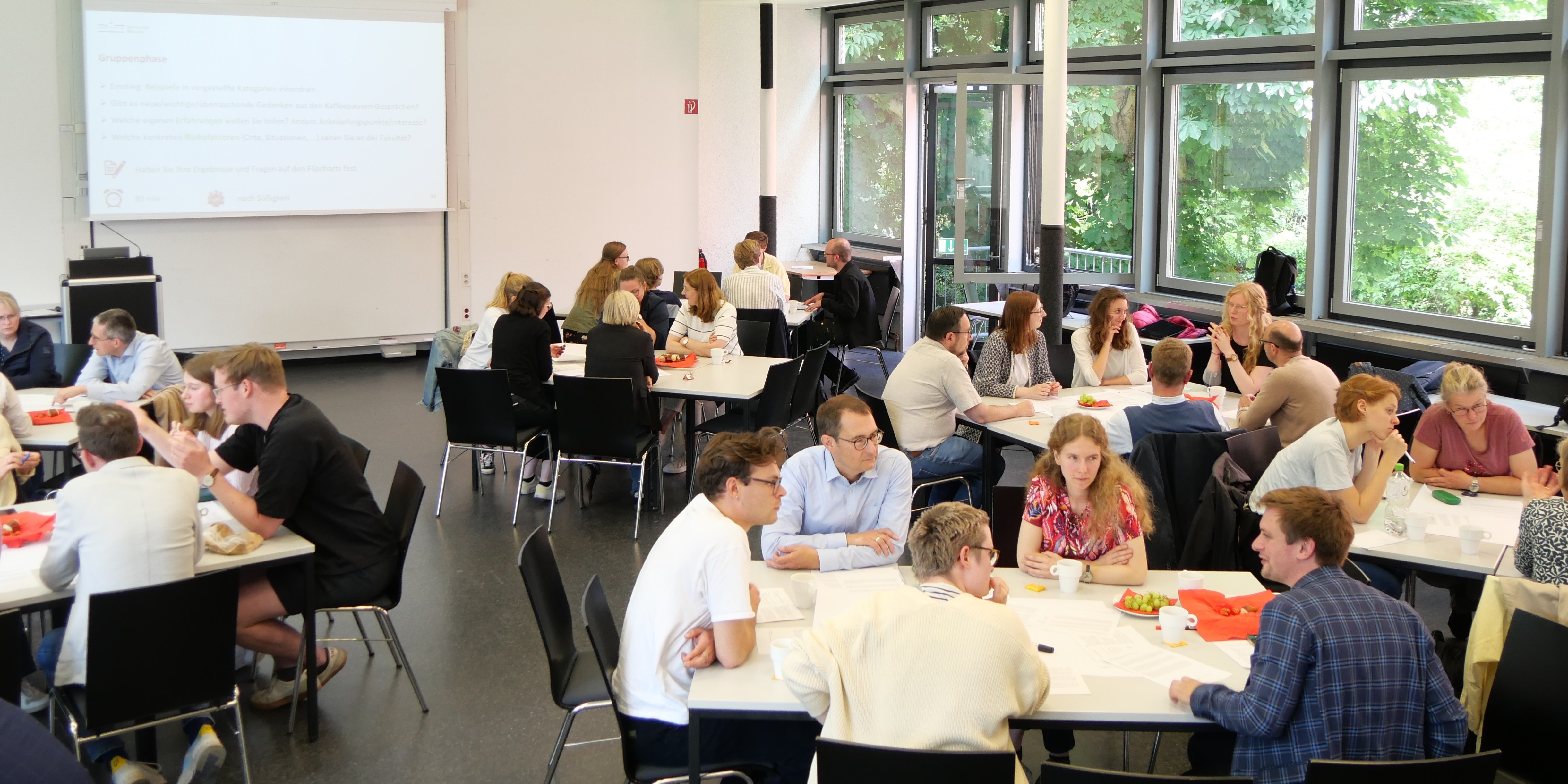 Mitglieder der Fakultät bei der Fakultätsversammlung zur Erarbeitung eines Institutionellen Schutzkonzepts