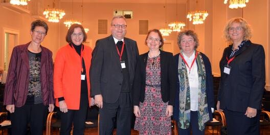 Die Veranstalterinnen zusammen mit dem Osnabrücker Bischof Dr. Franz-Josef Bode. 