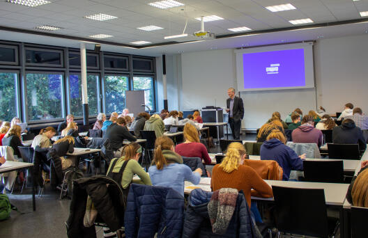 Norbert Köster hält Vorlesung für Schülerinnen und Schüler