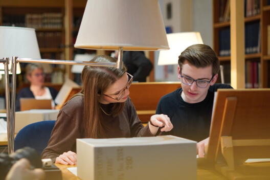Lorena König und Christina Middendorf bei der Aufnahme einer Schachtel aus dem Nachlass des Jesuiten Pietro Tacchi Venturi.