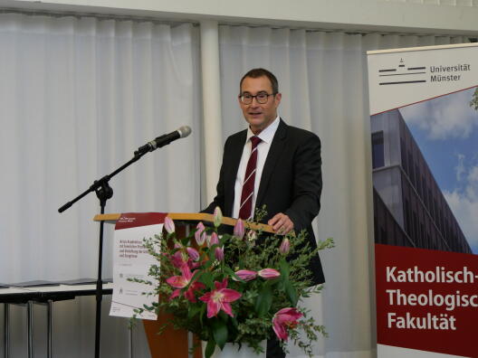 In seinem Grußwort sprach Dekan Prof. Dr. Oliver Dyma auch über Perspektiven und Herausforderungen für junge Theolog:innen.