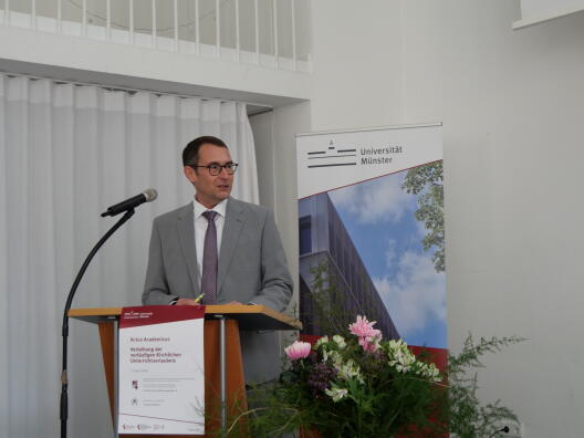 In seinem Grußwort sprach Dekan Prof. Dr. Oliver Dyma über politische Herausforderungen, mit denen junge Theolog:innen heute konfrontiert werden.