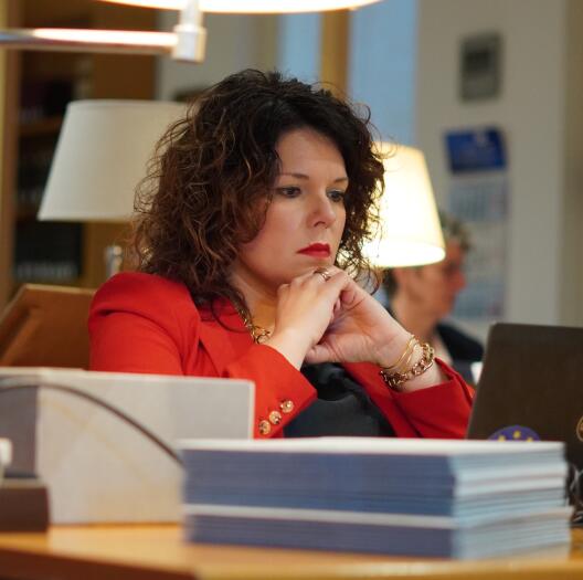 Aktenstudium im Archiv der Jesuiten in Rom: Dr. Elisabeth-Marie Richter