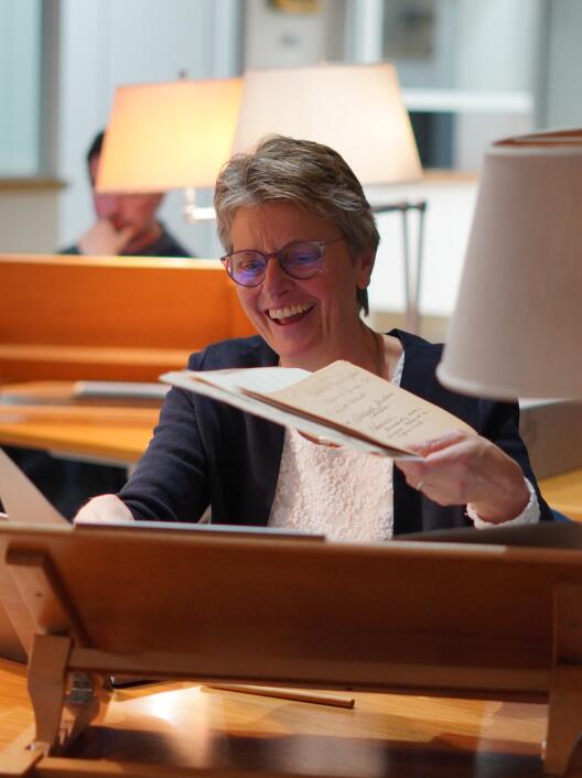 Dr. Barbara Schüler freut sich, an den Quellen arbeiten zu können.