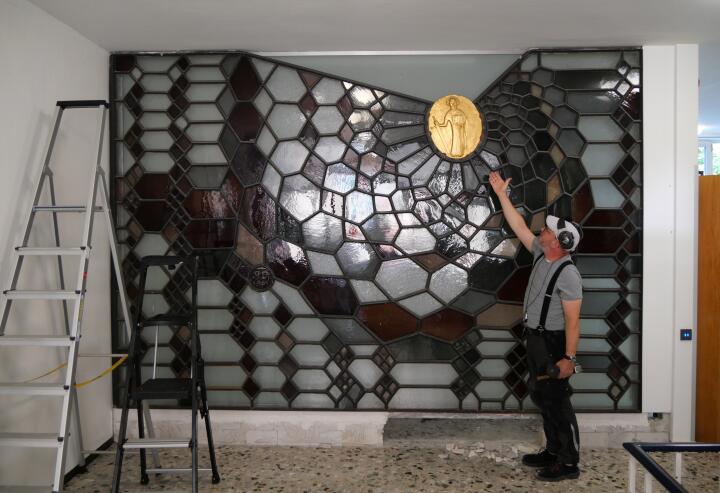 Ein letztes Mal strahlt der goldene Paulus im Zentrum des Stahl-Mosaiks, bevor Wolf Meyer zu Bargholz die Pauluswand für den Umzug vorbereitet.