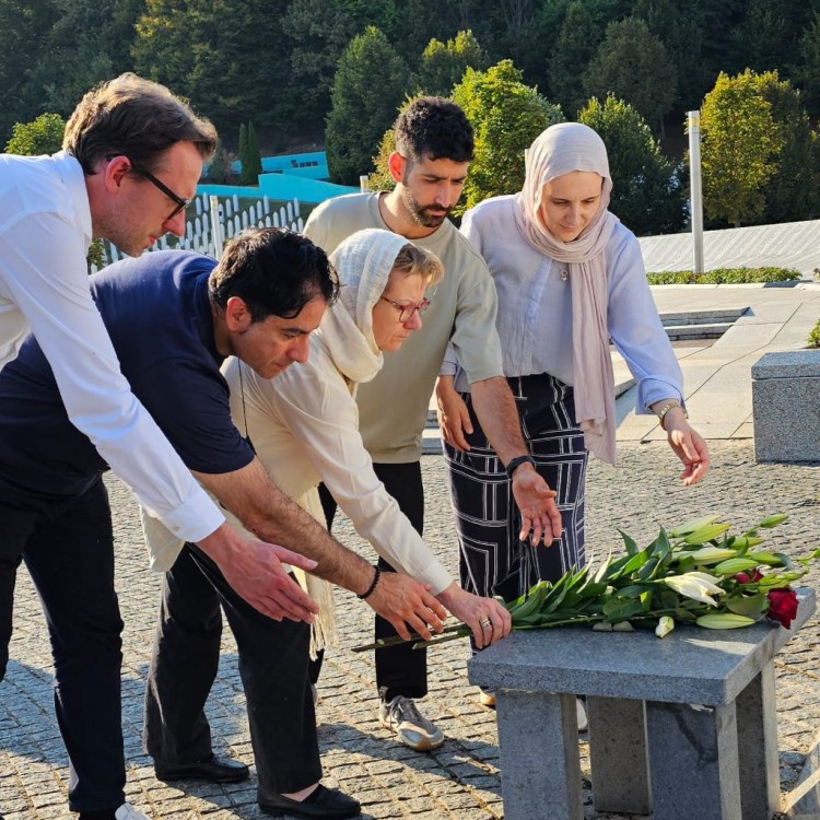 Sarajevo-Exkursion legt Blumen am Mahnmal für die Opfer von Screbrenica nieder