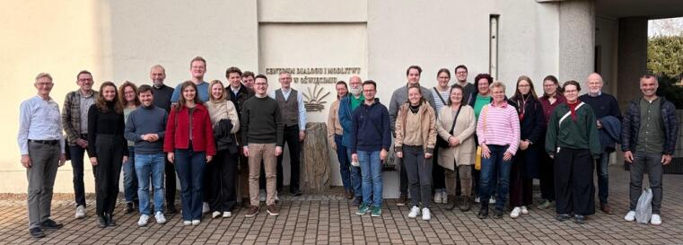 Die Exkursionsgruppe vor dem Begegnungshaus „Zentrum für Dialog und Gebet in Oświęcim“.