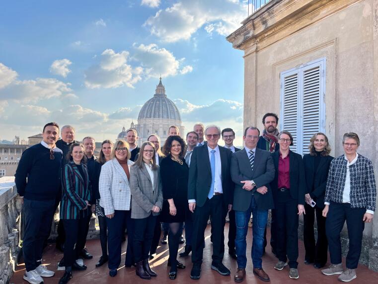 Anfang Februar 2025 konnte eine Delegation der an „Asking the Pope for Help“ beteiligten Stiftungen das Apostolische Archiv des Vatikans besichtigen.