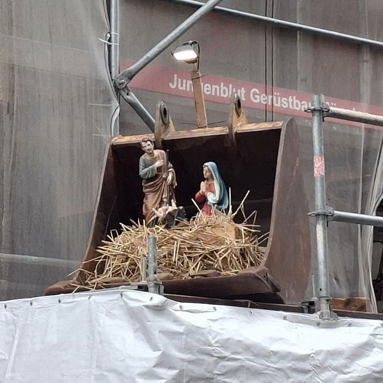 Maria, Josef und das Christuskind in der Baggerschaufel auf der Baustelle des „Paulus“-Dommuseums in Münster.