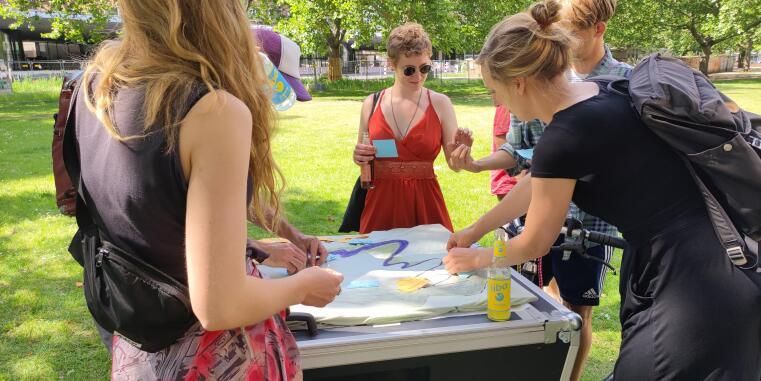 5 Workshopteilnehmende kartographieren am/mit dem Lastenfahrrad LUI im Park