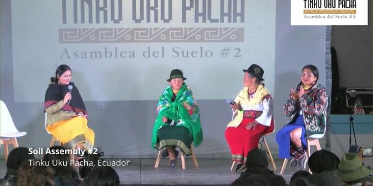 Vier Frauen bei einer Podiumsdiskussion (Tinku Uku Pacha, Ecuador)
