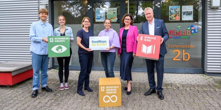 (v.l. Vasco Heitefaut (Projektmitarbeiter), Dr. Sonja Schwarze (Institut für Didaktik der Geographie), Dr. Petra Lütke (Institut für Geographie und Projektleitung), Prof. Dr. Angela Schwering (MexLab), Prorektorin Prof. Dr. Ulrike Weyland, Frank Knura (Vorstandsvorsitzender der Stiftung der Sparkasse Münsterland Ost)