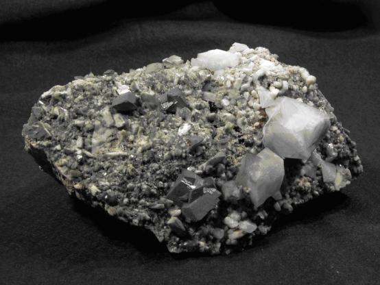 Gut ausgebildete, weiße Kristalle des Feldspats Orthoklas aus einer Kluft in Granit.