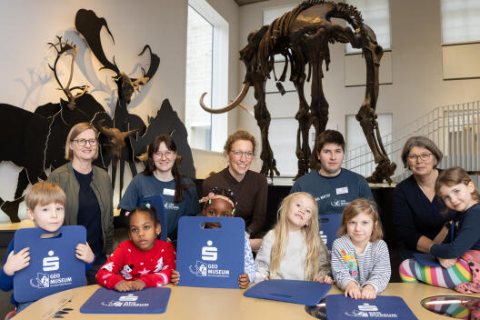 Gruppenbild in der "Mammutsteppe" im Geomuseum