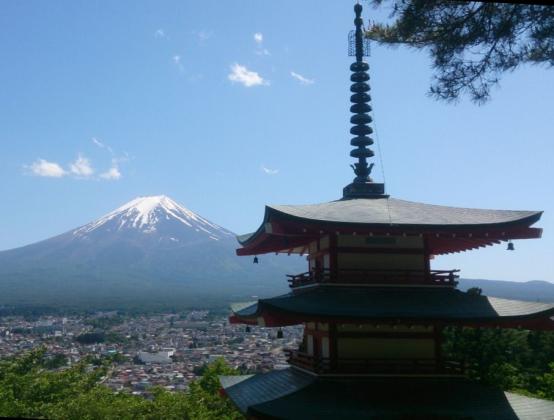 Blick auf einen japanischen Tempel und den Vulkan Fujiyama im Hintergrund