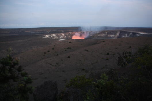 Reflexion des Lavasees im Kilauea Vulkankrater auf Hawaii in seiner Rauchwolke