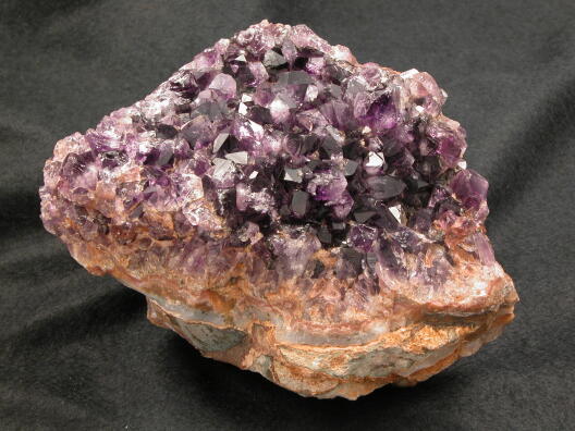 Gestein mit großen, gut ausgebildeten Amethyst-Kristallen